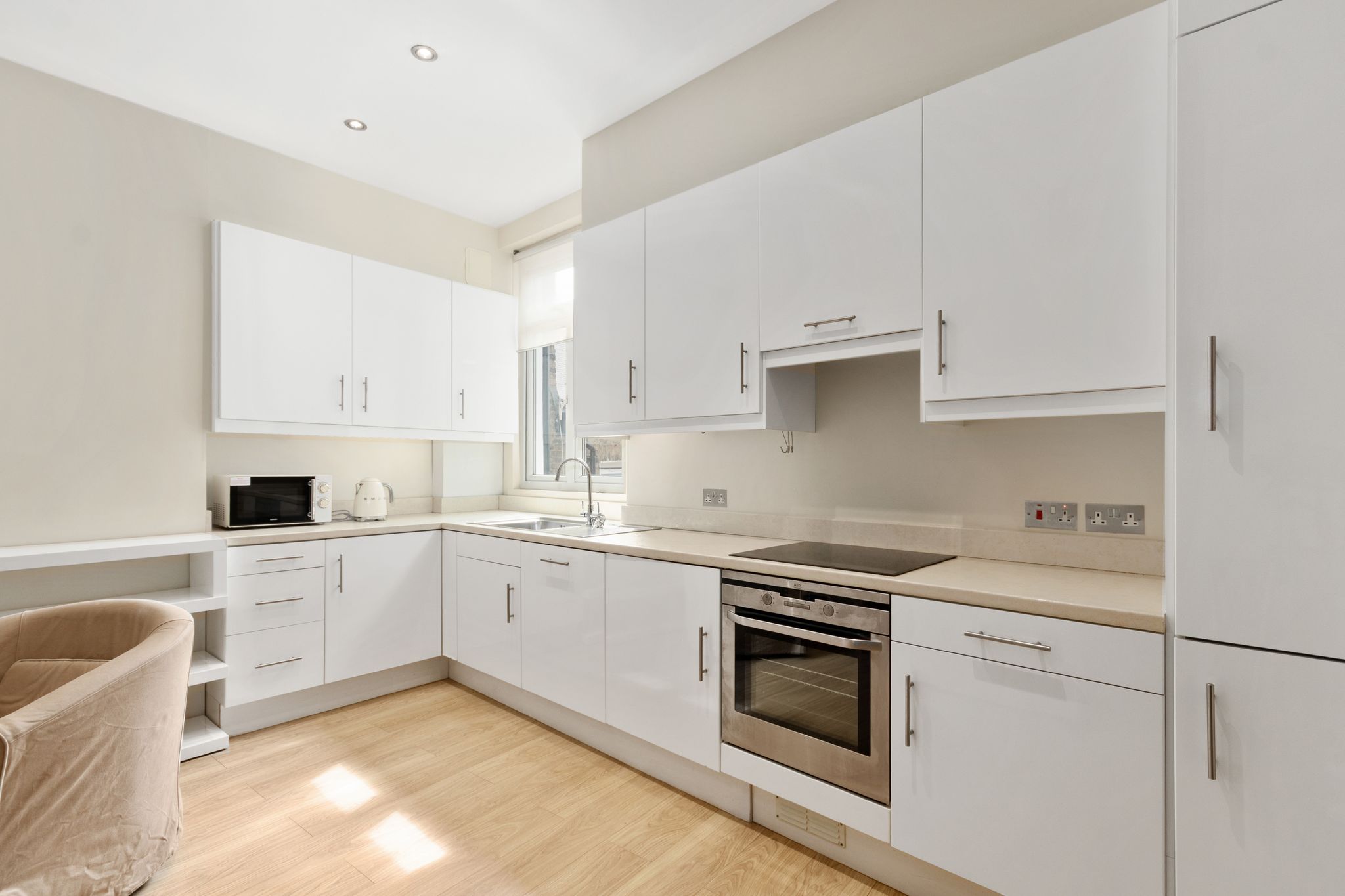 Flat Chiswick High Road in Greater London