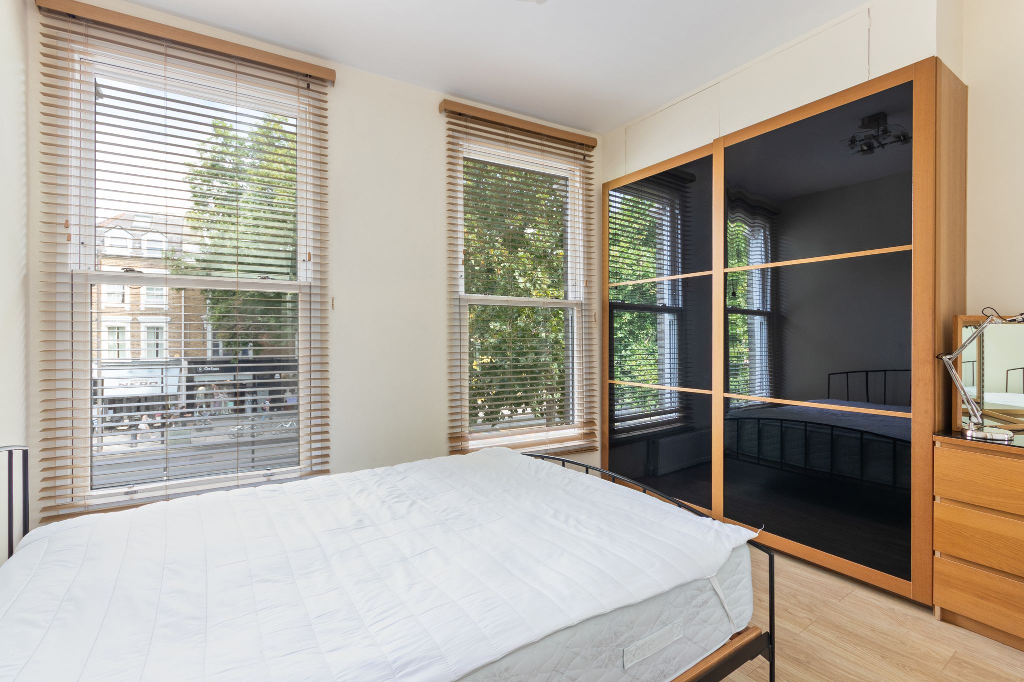 Flat Chiswick High Road in Greater London