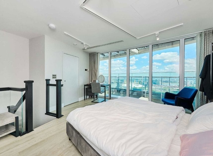 Flat Crossharbour Plaza in Greater London