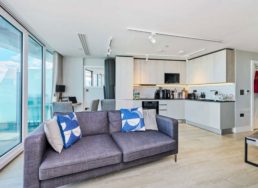 Flat Crossharbour Plaza in Greater London