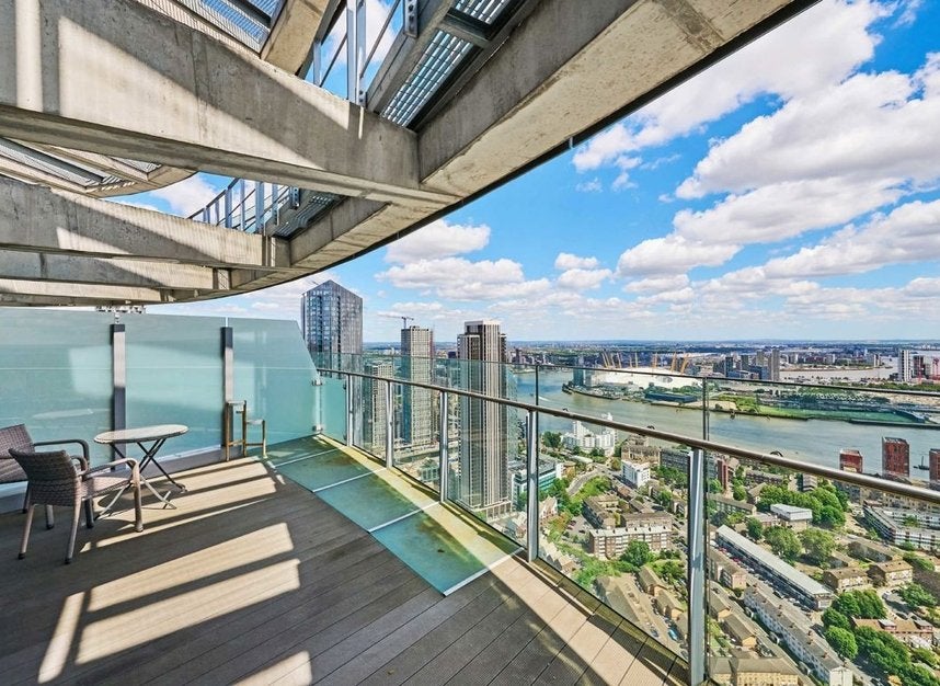 Flat Crossharbour Plaza in Greater London