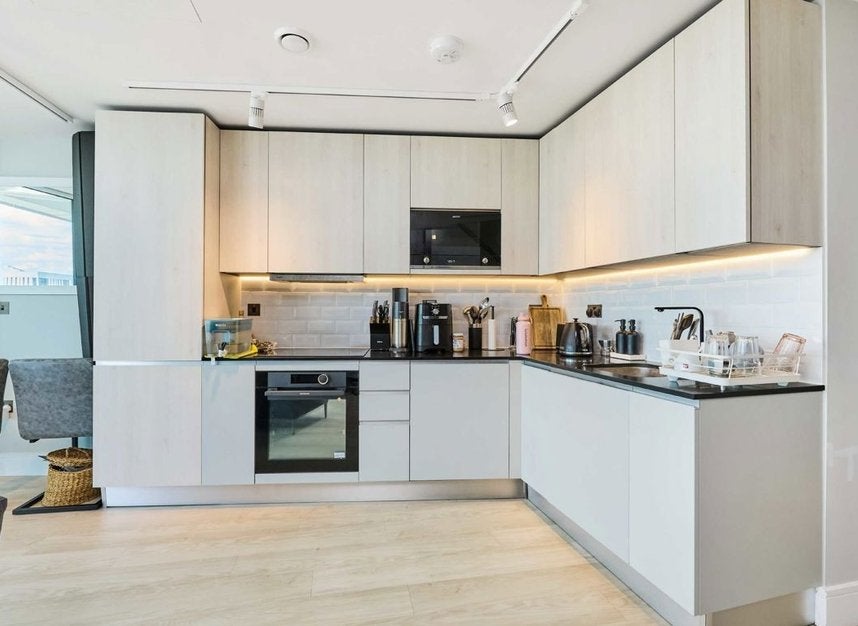 Flat Crossharbour Plaza in Greater London
