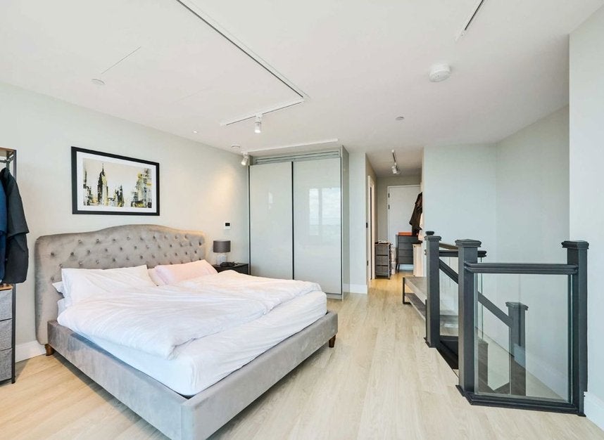 Flat Crossharbour Plaza in Greater London