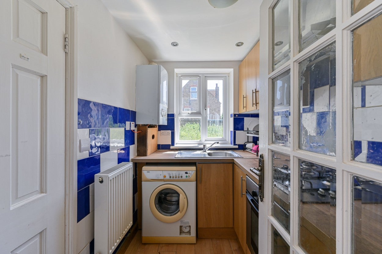 Flat Coombe Road in Greater London