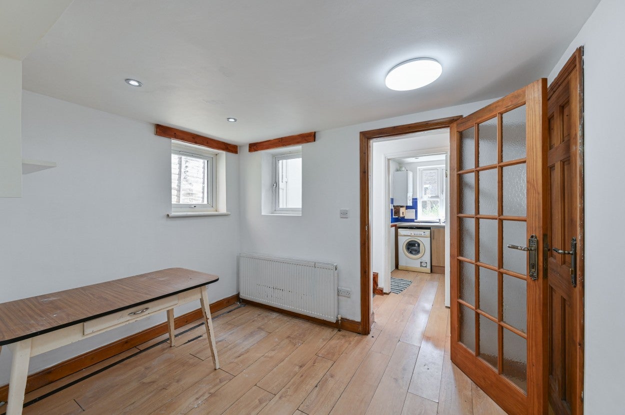 Flat Coombe Road in Greater London