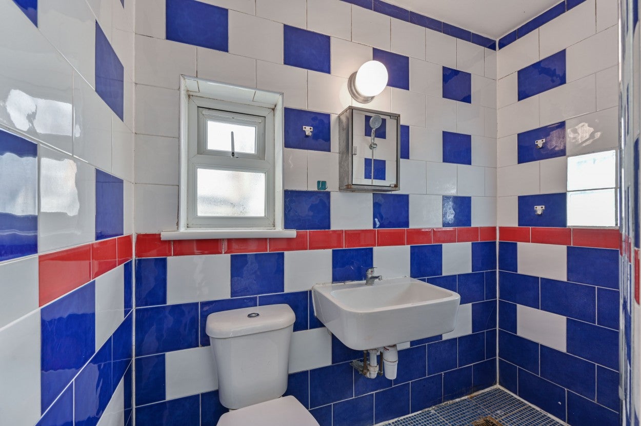 Flat Coombe Road in Greater London