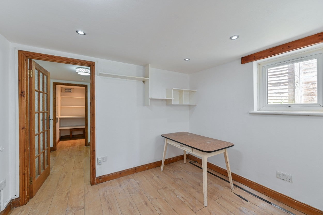 Flat Coombe Road in Greater London