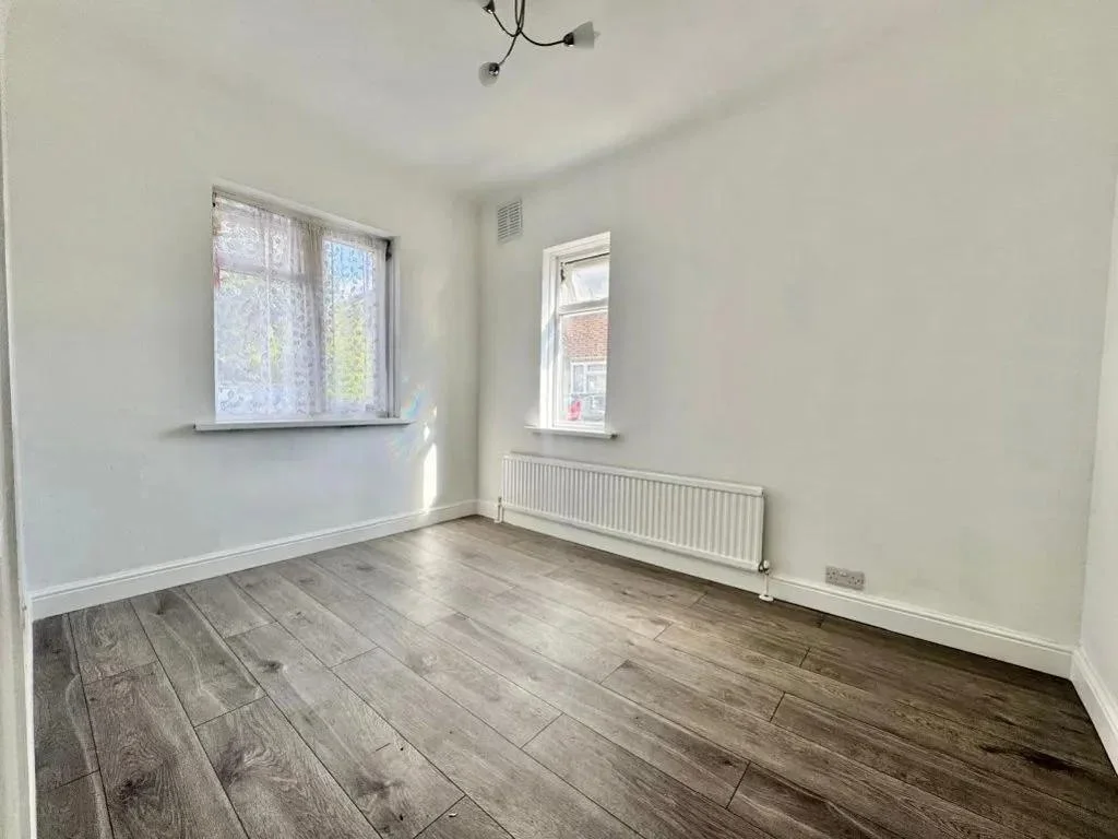 Flat Clifton Road in Slough