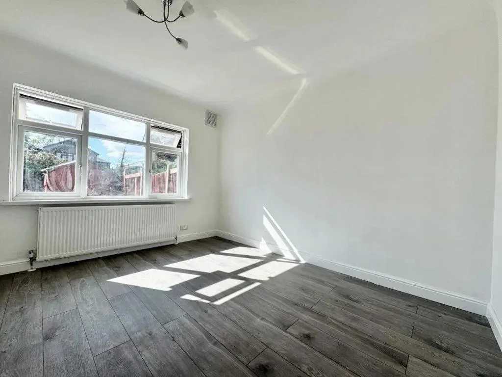 Flat Clifton Road in Slough