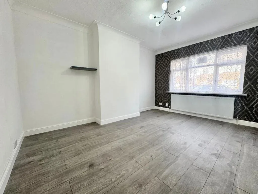 Flat Clifton Road in Slough