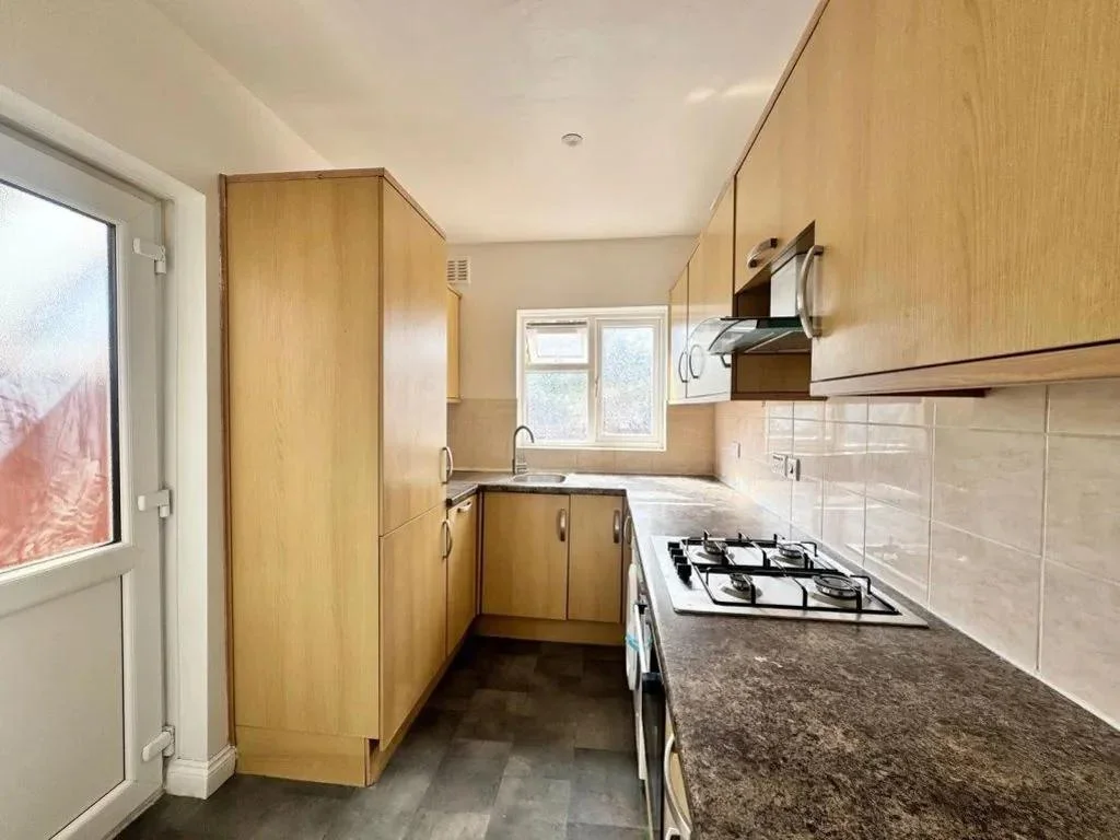 Flat Clifton Road in Slough