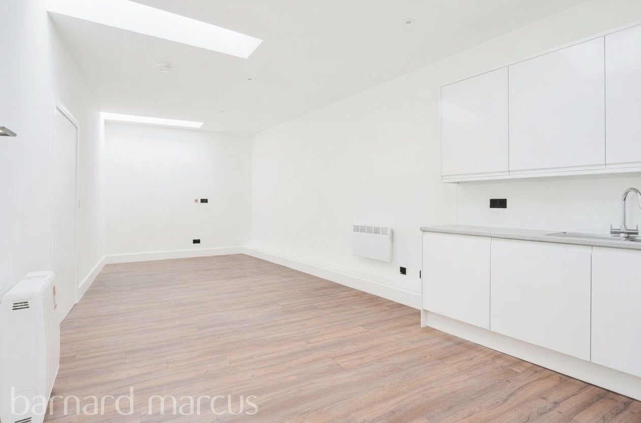 Flat Farnborough Passage in Mole Valley