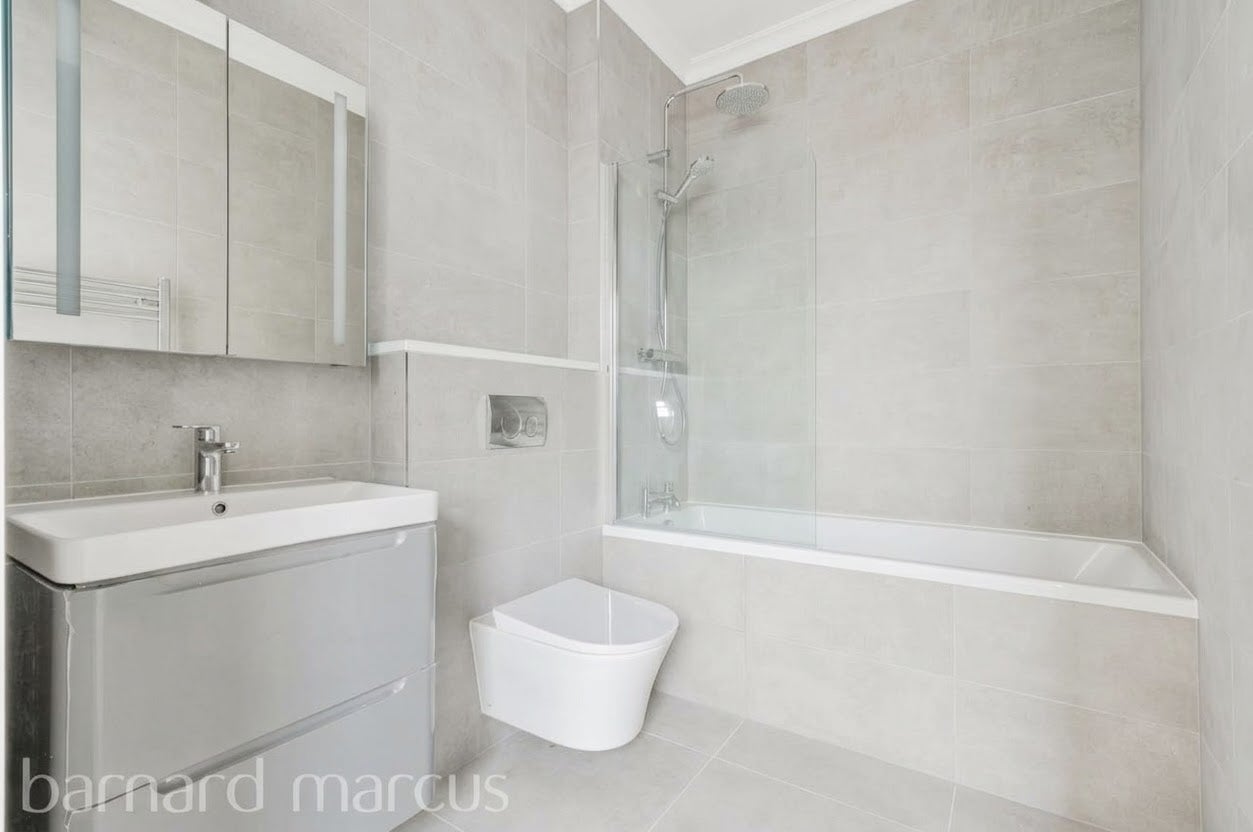 Flat Farnborough Passage in Mole Valley