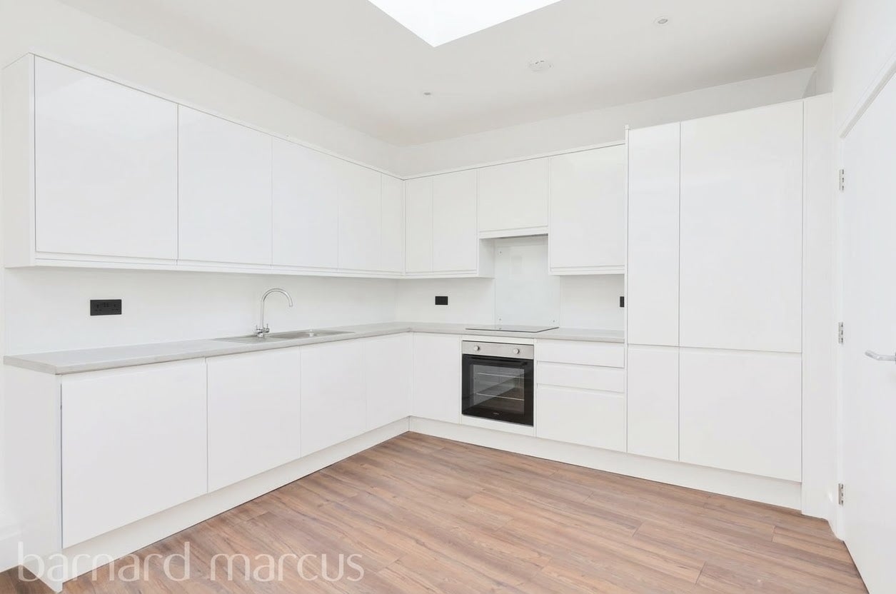 Flat Farnborough Passage in Mole Valley