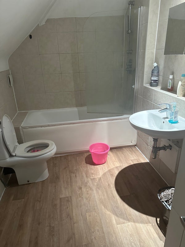 Room High Road in Greater London
