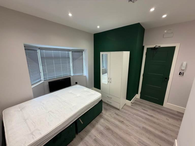 Flat Brookside Gardens in Greater London