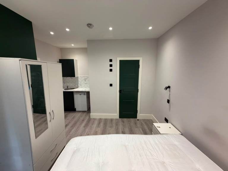 Flat Brookside Gardens in Greater London