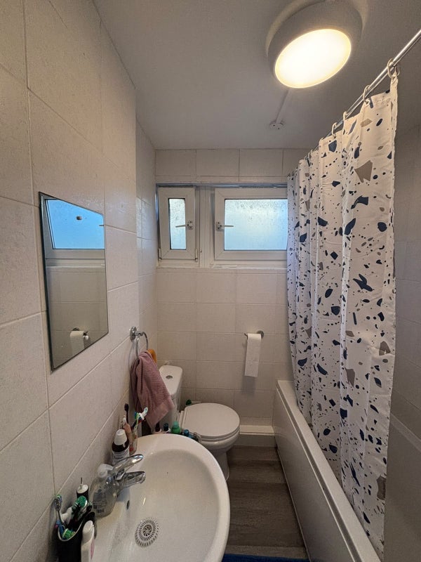 Room Tomlinson Close in Greater London