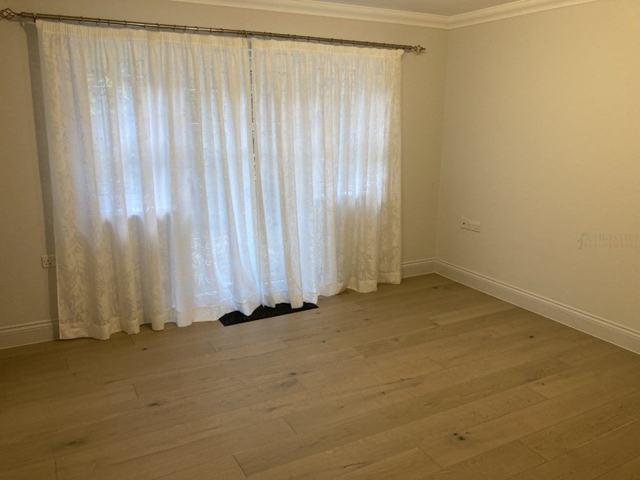 Flat Emlyn Lane in Mole Valley