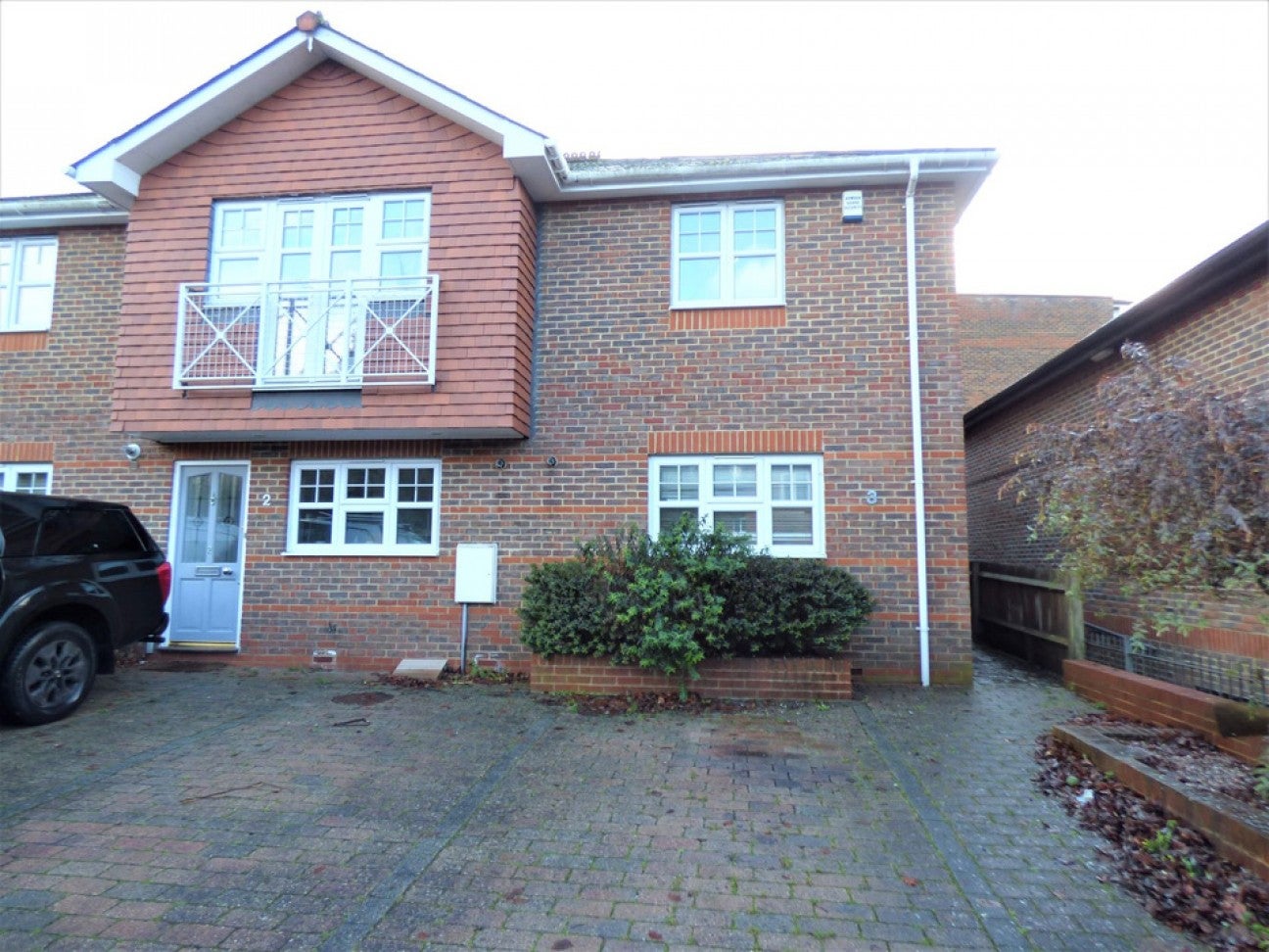 Flat Emlyn Lane in Mole Valley