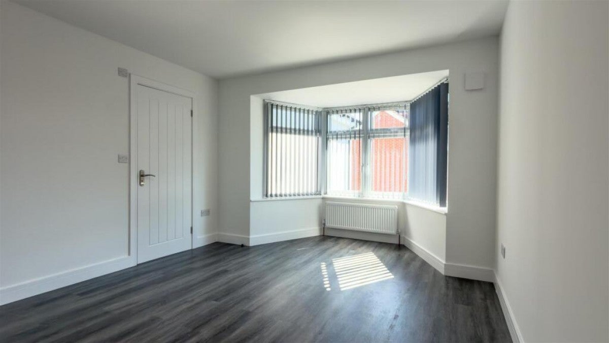 Flat Knowsley Avenue in Greater London