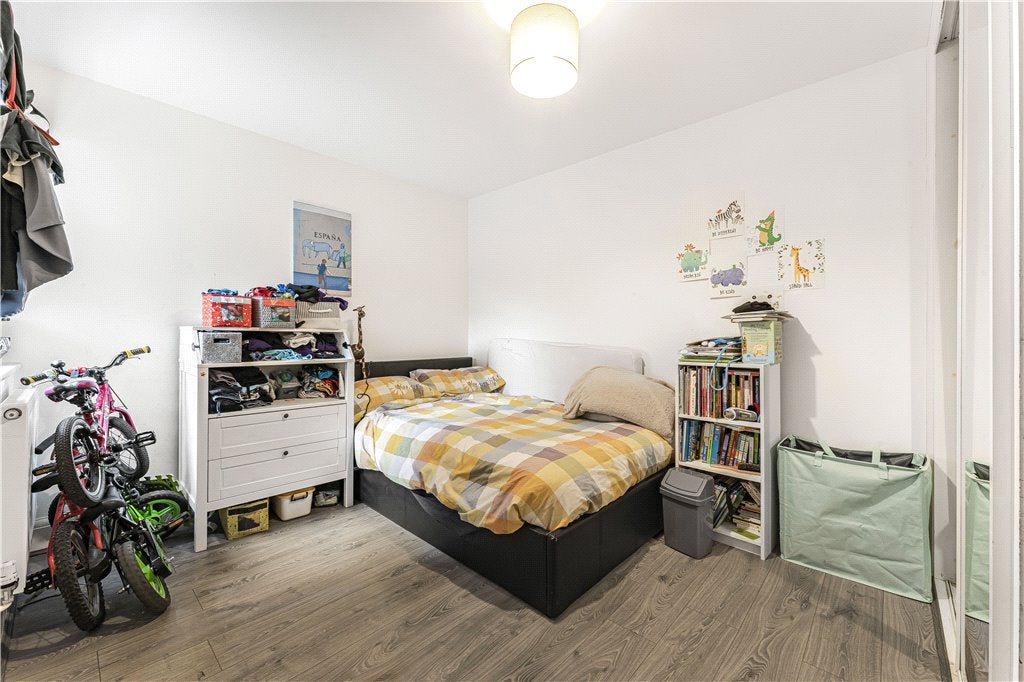 Flat Poplar High Street in Greater London