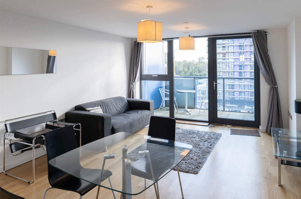 Flat Parkside Avenue in Greater London