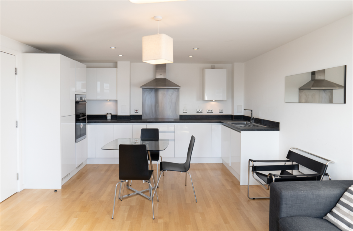 Flat Parkside Avenue in Greater London