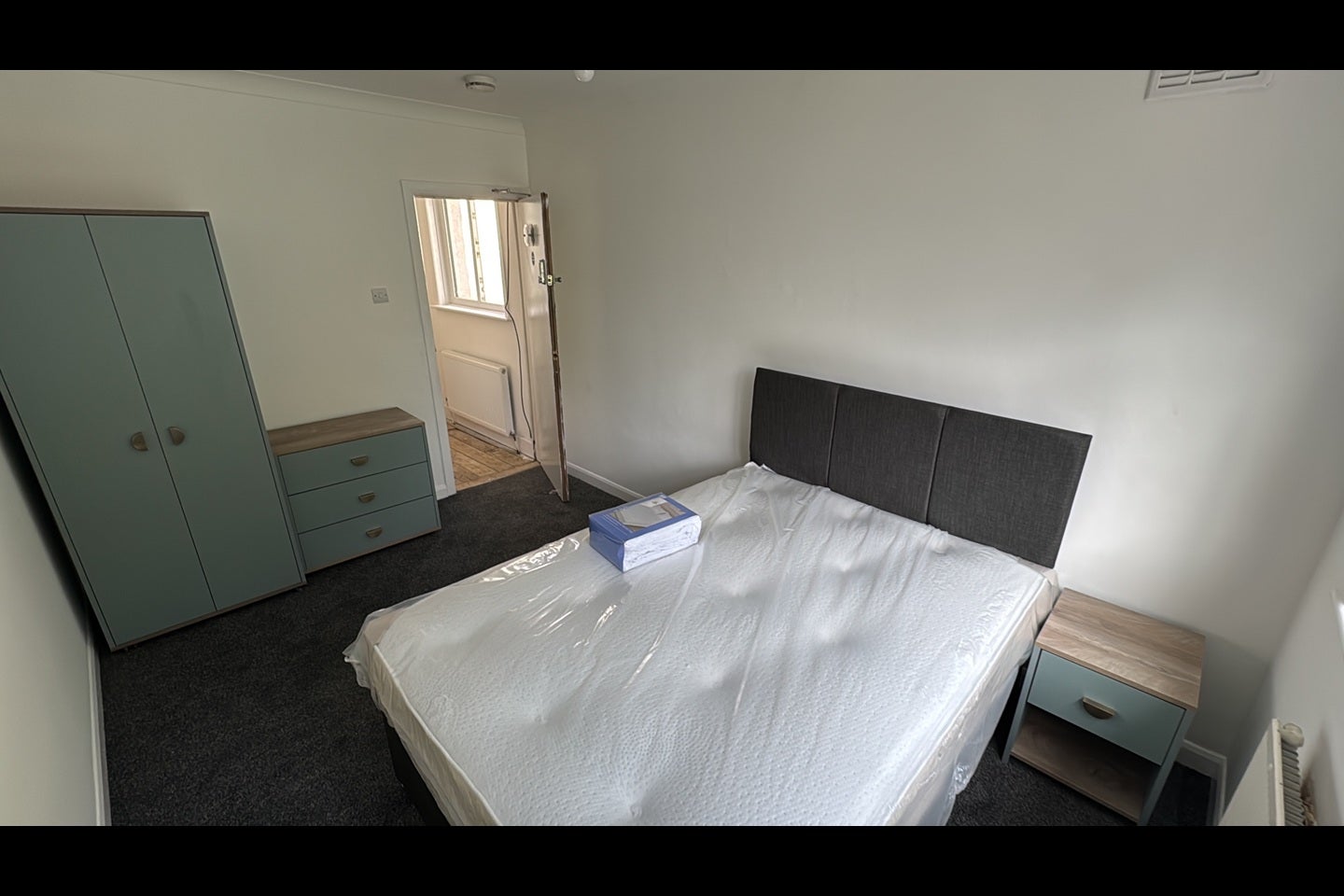 Room Sunnyside Road in Poole