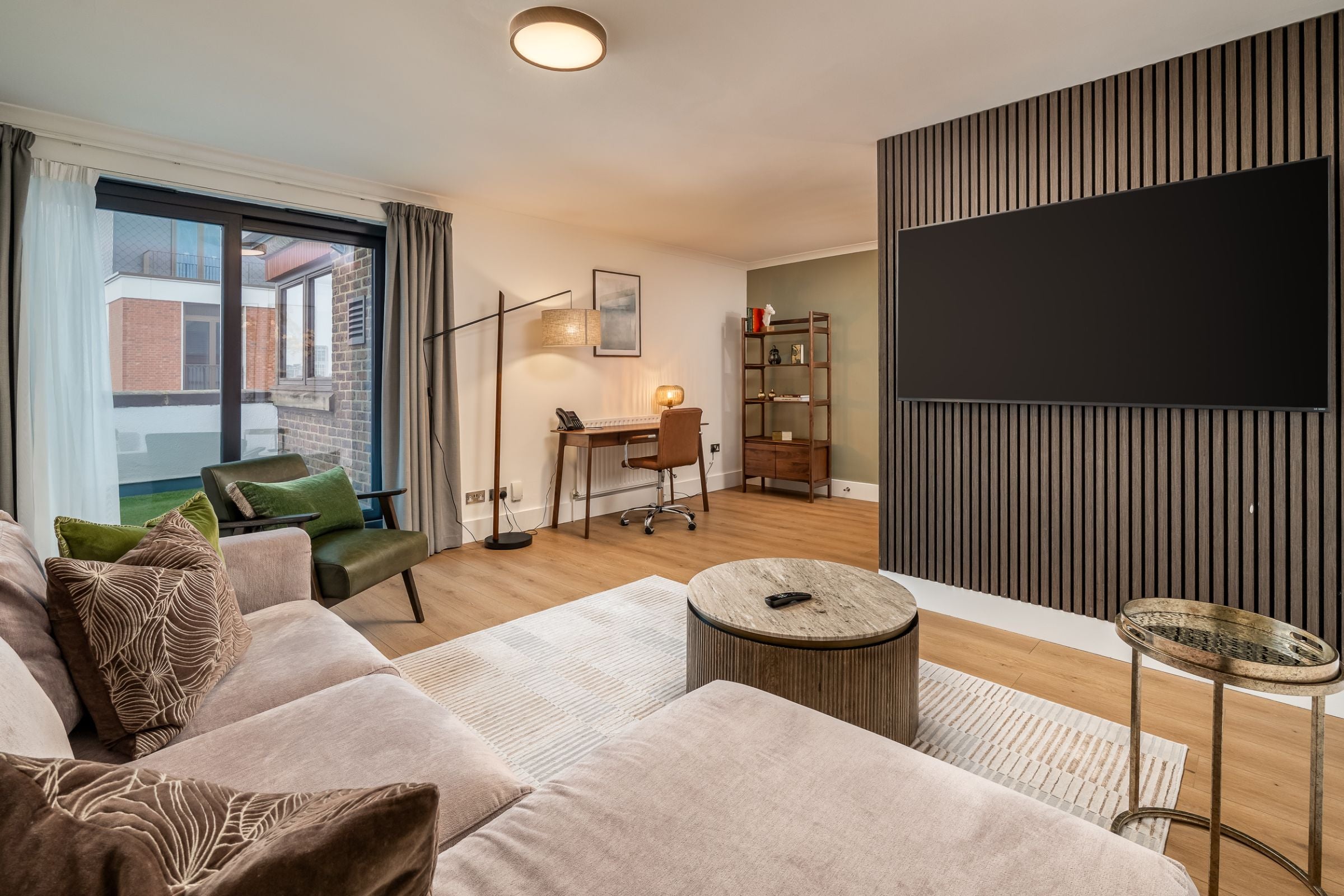 Flat Kensington High Street in Greater London