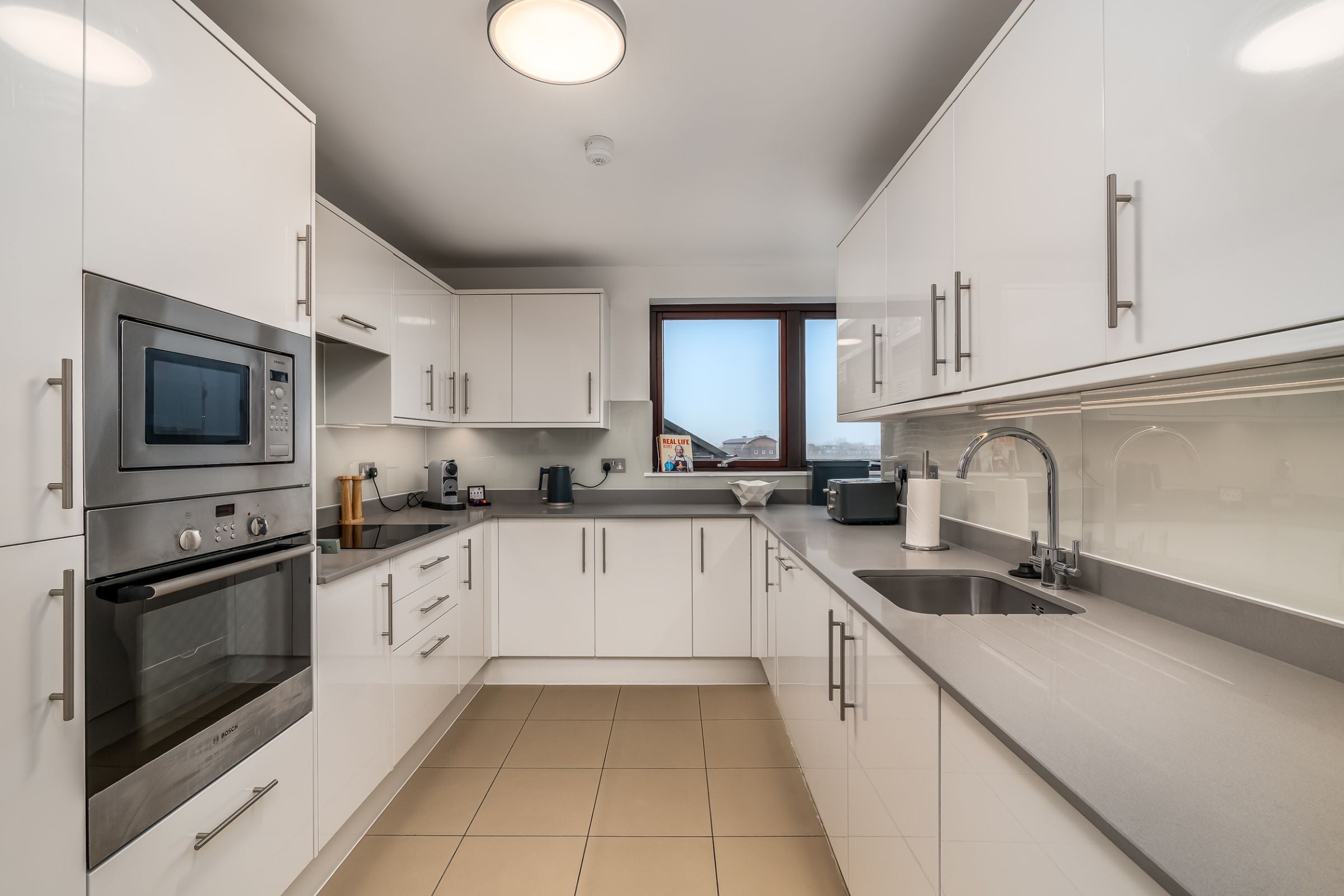 Flat Kensington High Street in Greater London