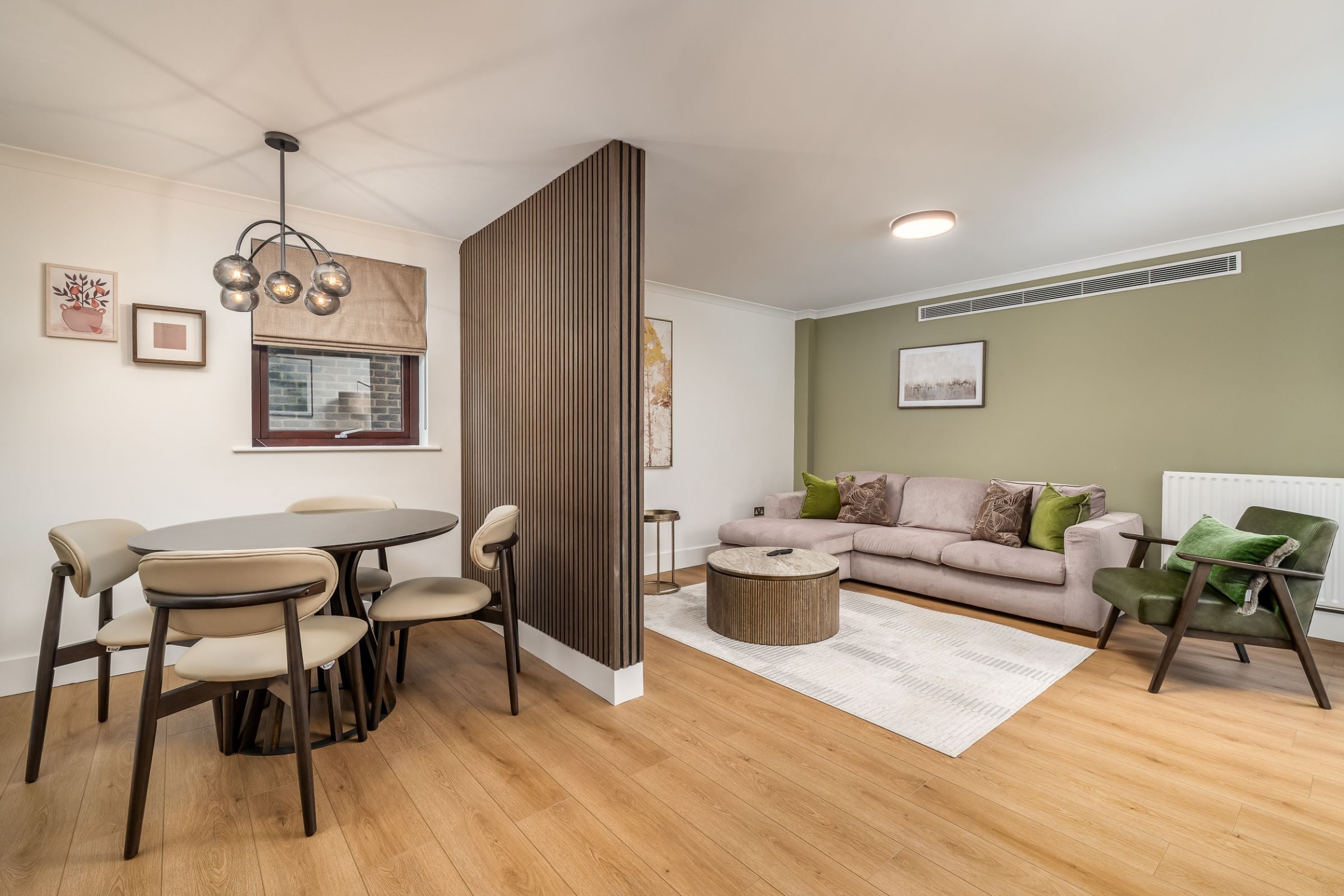 Flat Kensington High Street in Greater London