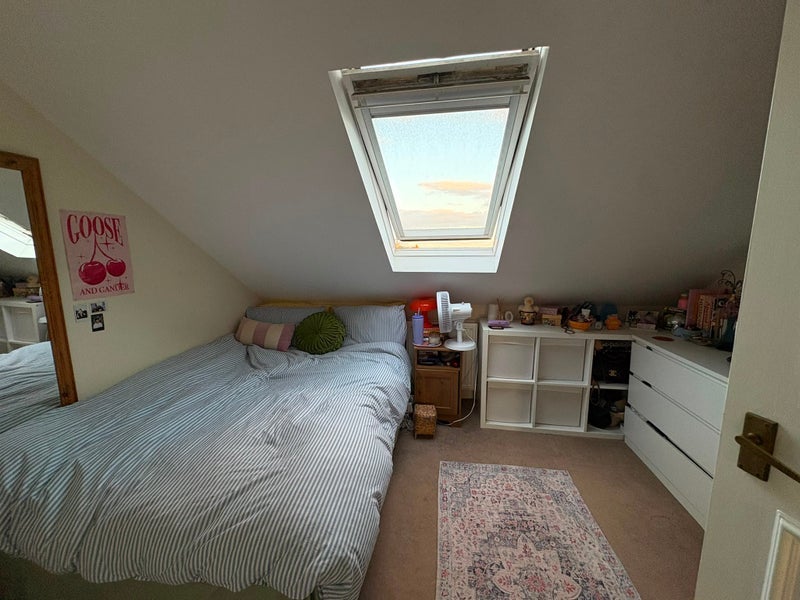 Room Comyn Road in Greater London