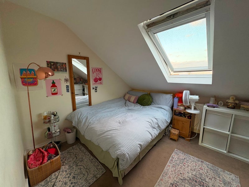 Room Comyn Road in Greater London