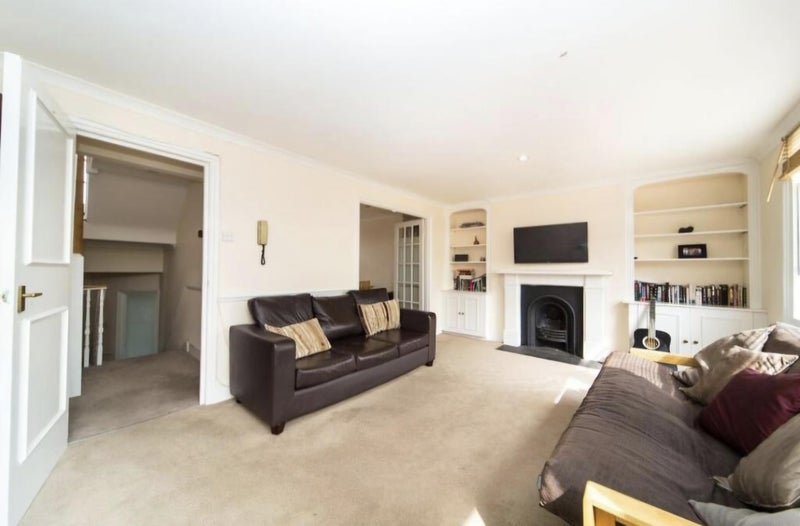 Room Comyn Road in Greater London