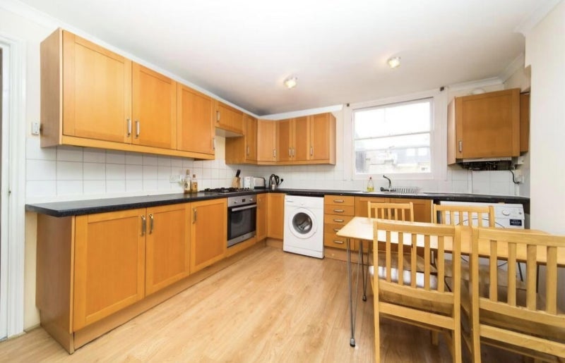 Room Comyn Road in Greater London