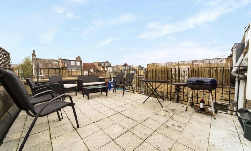 Room Comyn Road in Greater London