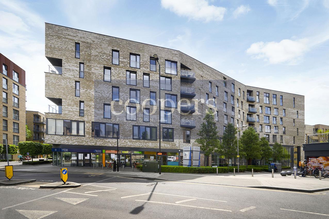 Flat Seafarer Way in Greater London