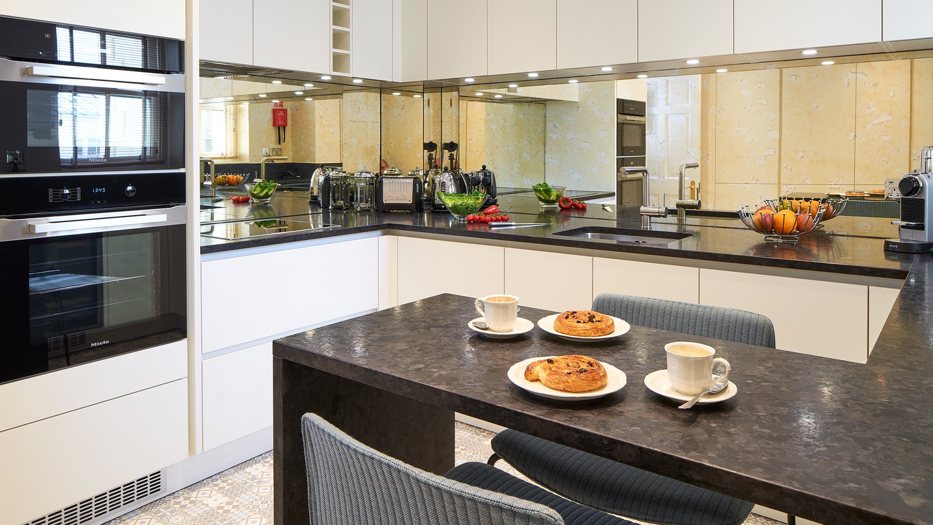 Flat Hyde Park Gate in Greater London
