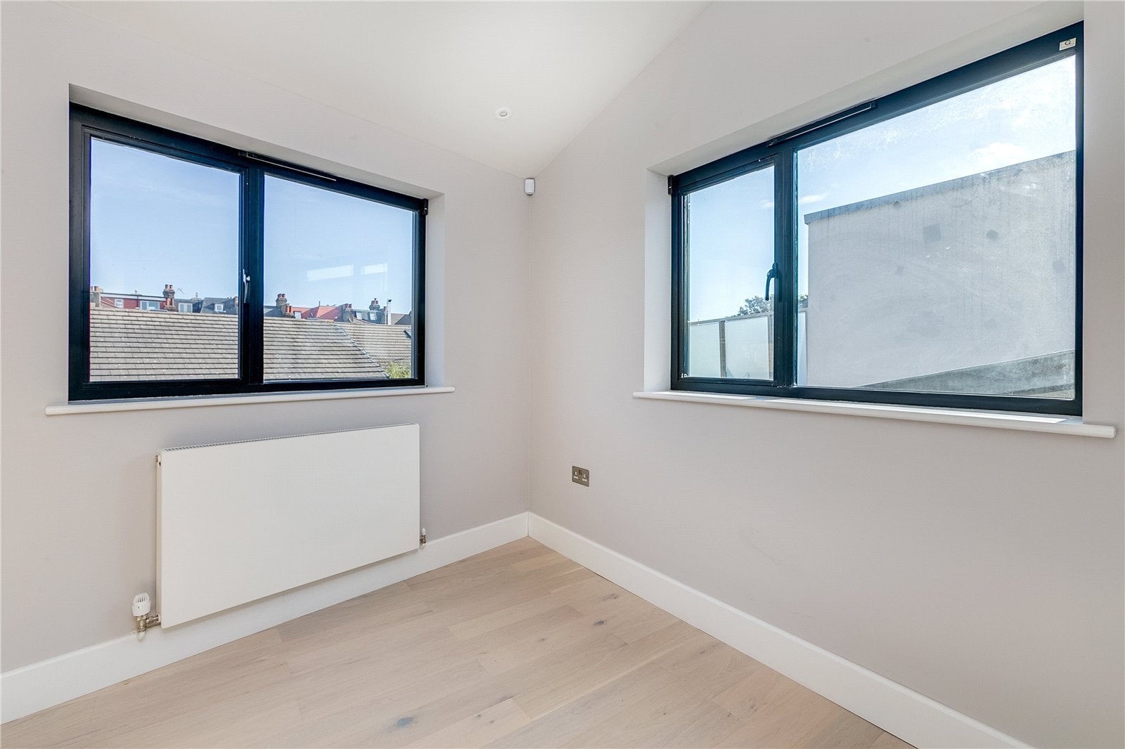 Flat Gayford Road in Greater London