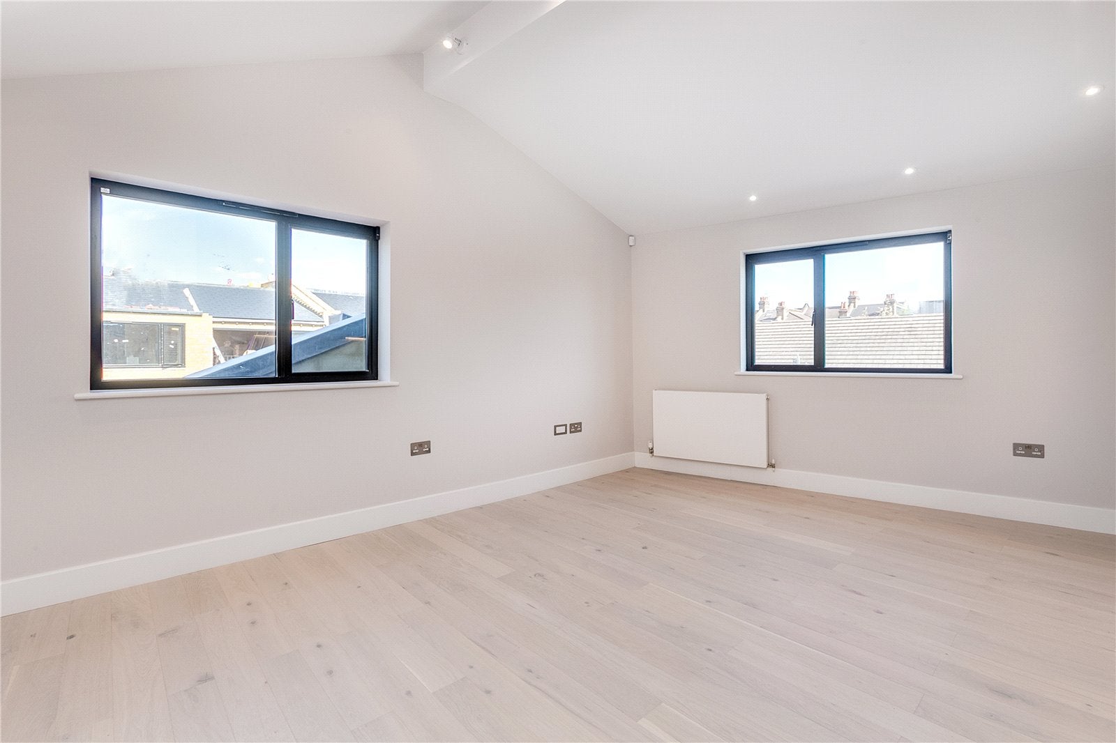 Flat Gayford Road in Greater London
