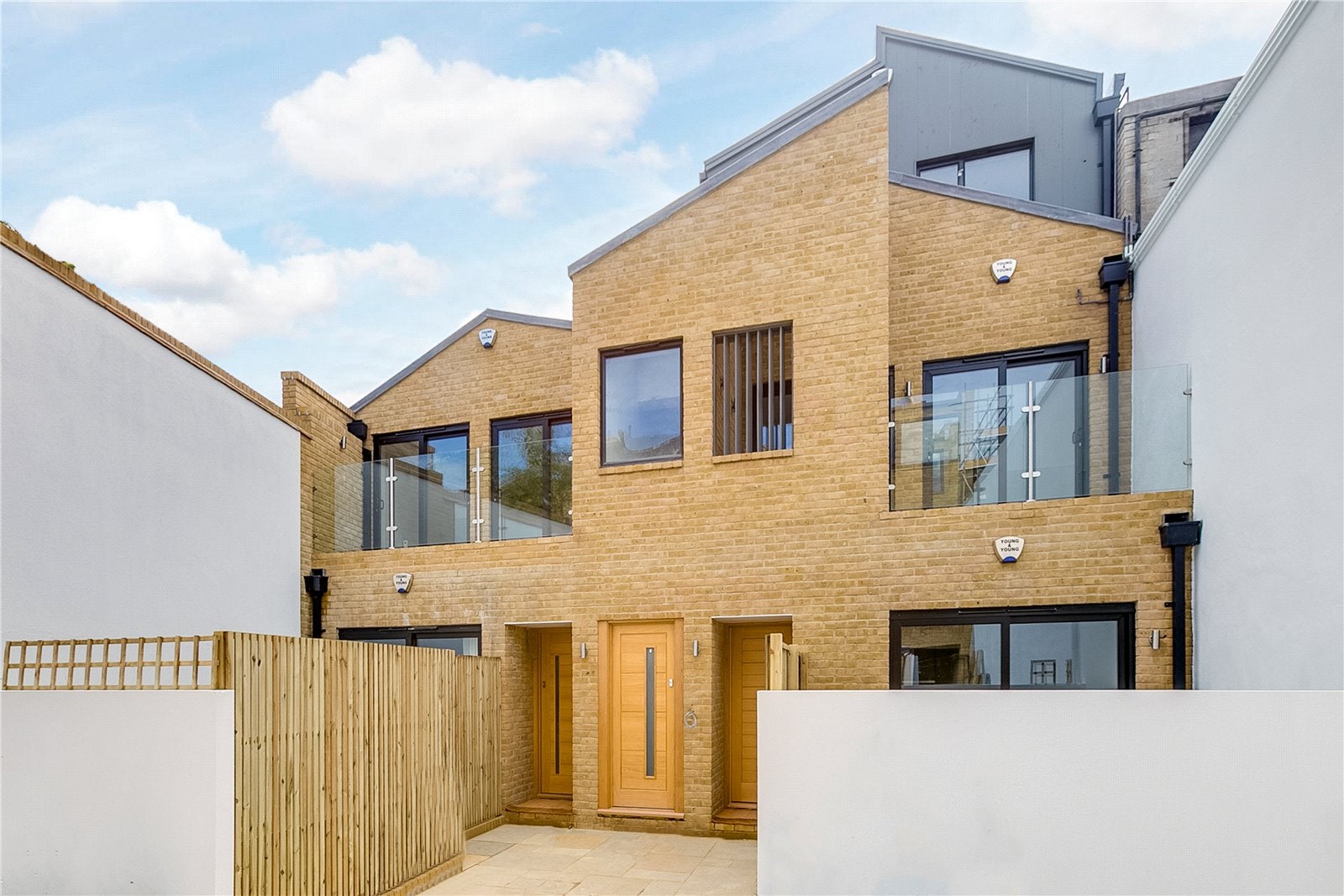 Flat Gayford Road in Greater London