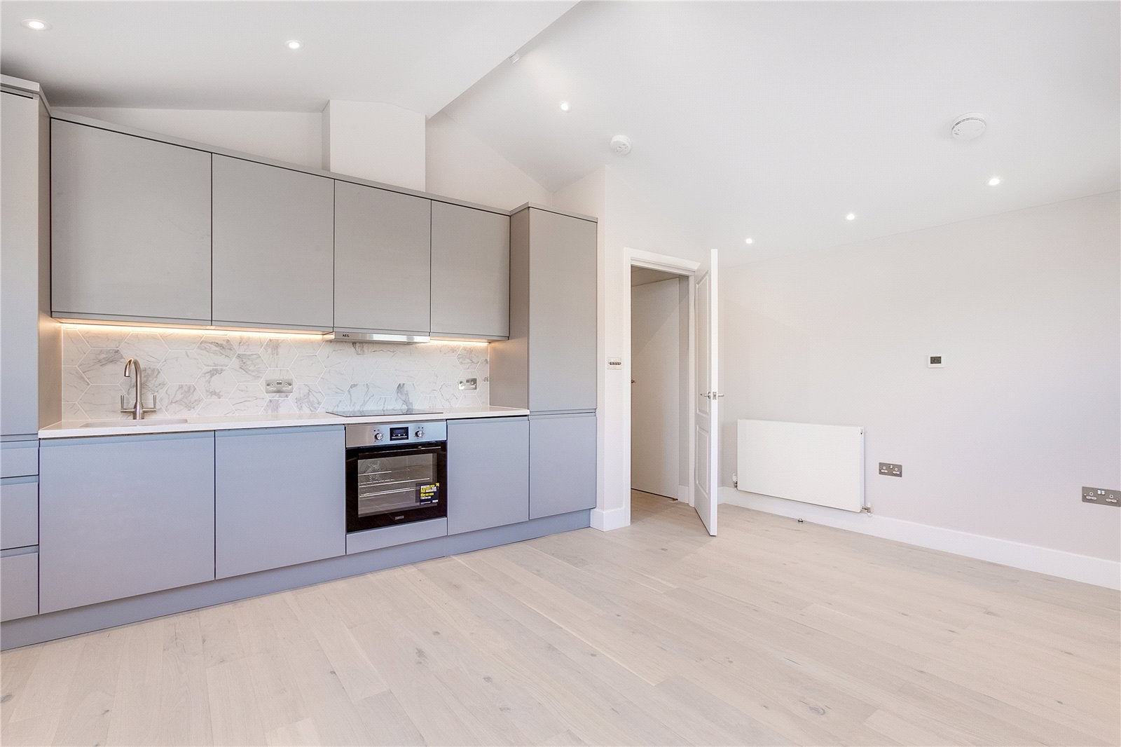 Flat Gayford Road in Greater London
