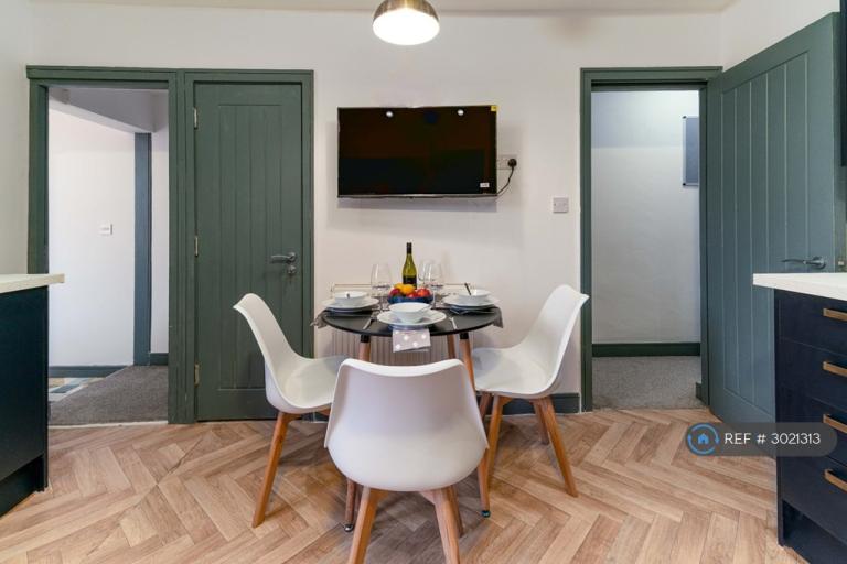 Room Pickmere Street in Warrington