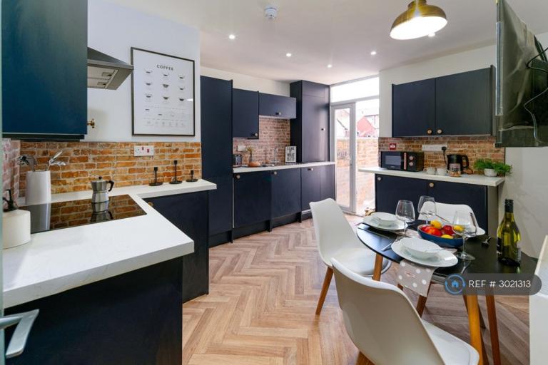 Room Pickmere Street in Warrington