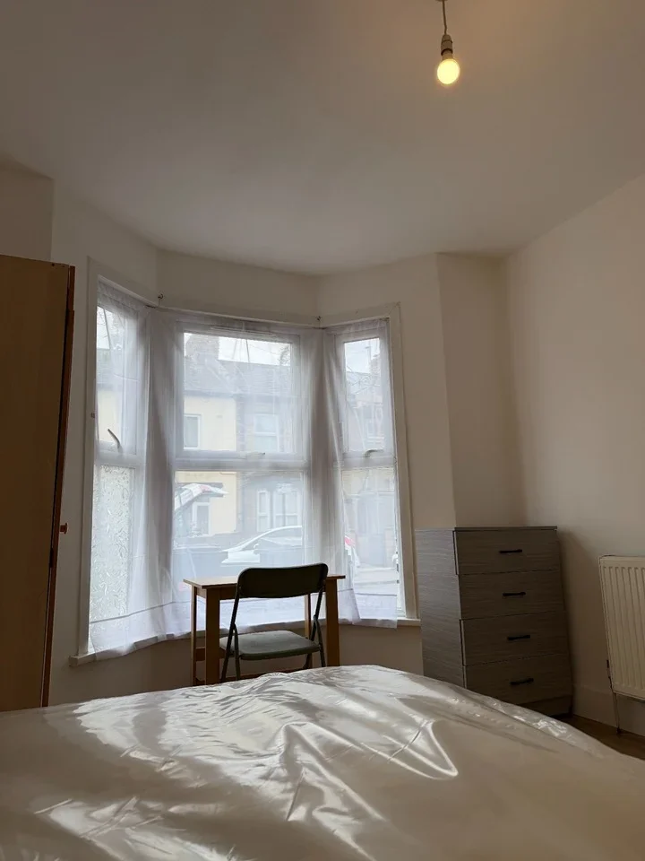 Room Downsell Road in Greater London