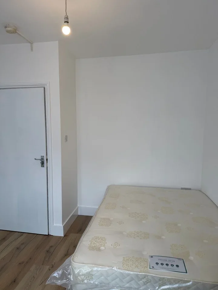 Room Downsell Road in Greater London