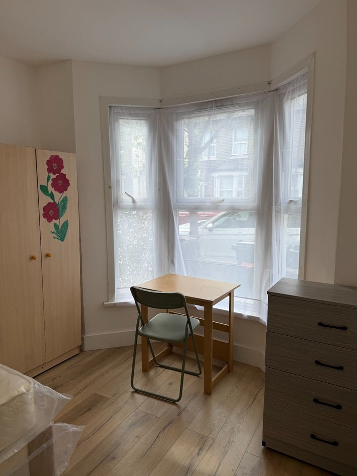 Room Downsell Road in Greater London