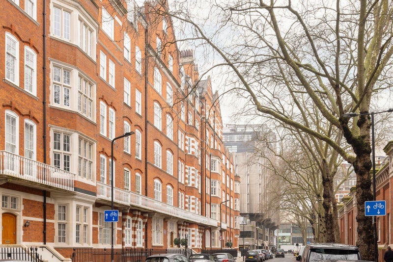 Flat Bedford Avenue in Greater London