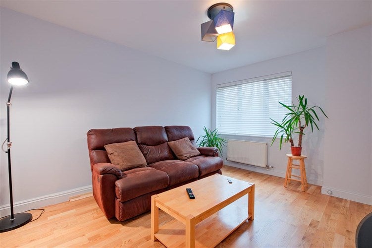 House Newmilns Gardens in Blantyre